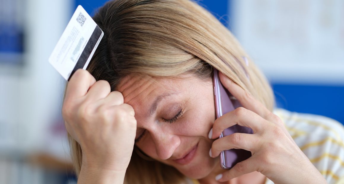 How to Avoid Falling into a Debt Trap with a Credit Card • BankKaro Blog